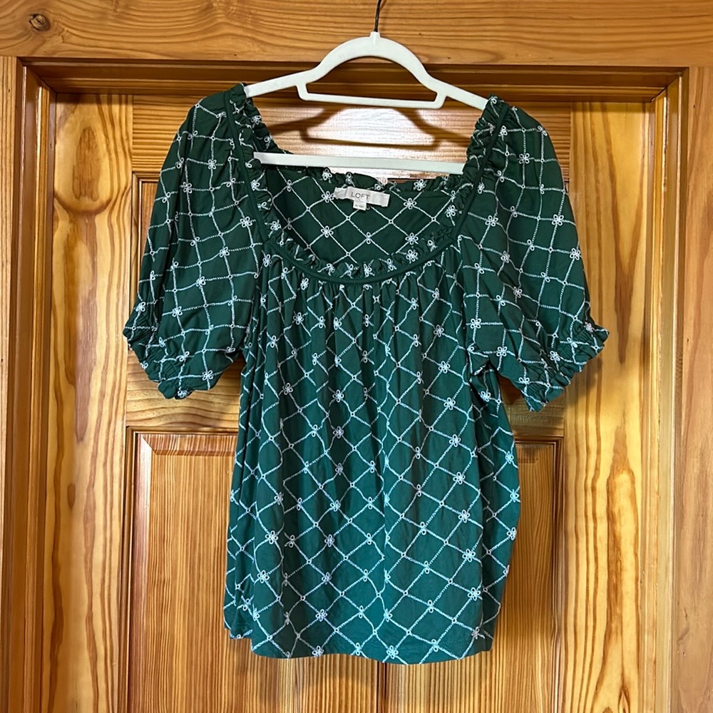 Cute and flattering LOFT blouse, deep green
